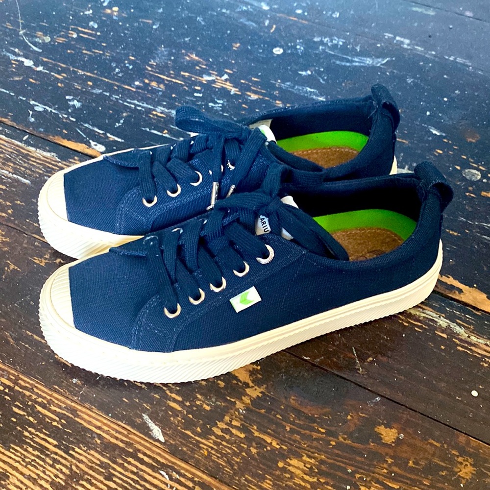 Cariuma Sneakers